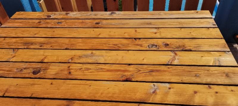 Mise à neuf d'une table de jardin en bois à proximité de Sarrebourg