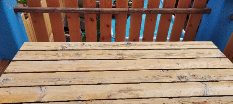 Nettoyage d'une table en bois pour terrasse à Haguenau